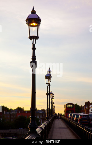 Viktorianische Lampen am Battersea Bridge in der Dämmerung, London. Die Brücke von Joseph Bazalgette entworfen. Foto: Jeff Gilbert Stockfoto