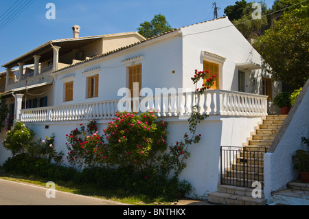 Renovierte Haus mit Terrasse mit Steinbalustrade in Kassiopi auf der griechischen Mittelmeer Insel von Corfu Griechenland GR Stockfoto