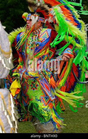 Der gebürtigen indischen fancy Dancer und Jingle dress im Grand Eintrag für eine Sechs Nationen finden Pow Wow Grand River Ontario Stockfoto