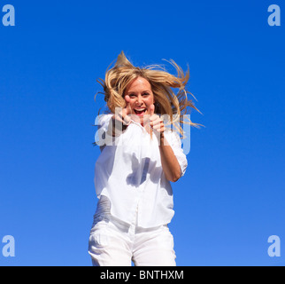 Charmante Frau, die in die Luft springen Stockfoto