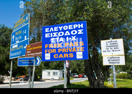 Zweisprachig Griechisch Englisch Straße Zeichen in Kassiopi auf der griechischen Mittelmeer Insel von Corfu Griechenland GR Stockfoto