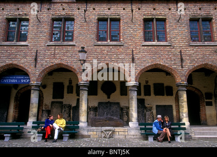 Menschen sitzen auf der Bank vor dem Gruuthuse Museum in der Stadt von Brügge West Flandern Provinz Belgien Europa Stockfoto