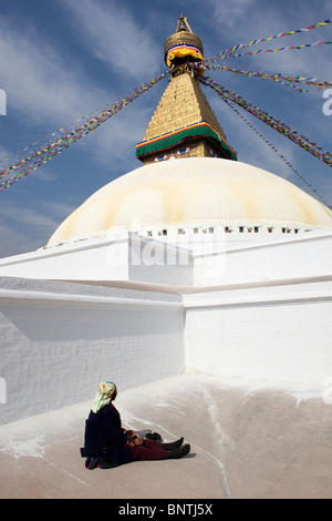 Tibetische alte Frau betet an Bodhnath Stupa in Kathmandu, Nepal. Stockfoto