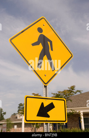 Gelbe Fußgänger-Zebrastreifen Verkehrszeichen mit Pfeil-USA Stockfoto