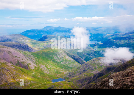 Blick vom Gipfel Anfang der Scafell Pike, Nord-West-Blick auf landschaftlich Tarn und Derwent Water in weiter Ferne. Stockfoto