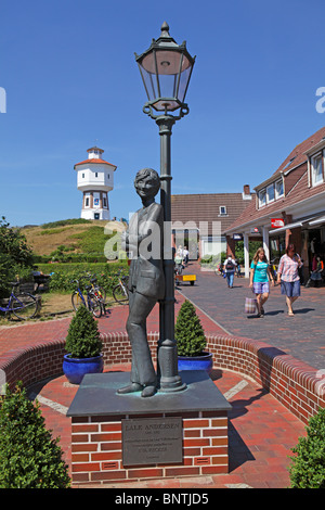 Statue von Lale Andersen vor der weißen Wasserturm, Wahrzeichen von Langeoog Insel, Ostfriesland, Niedersachsen, Deutschland Stockfoto