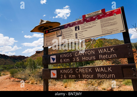 Beginn der Kings Canyon-Wanderung. (Kings Canyon) Watarrka Nationalpark, Northern Territory, Australien. Stockfoto