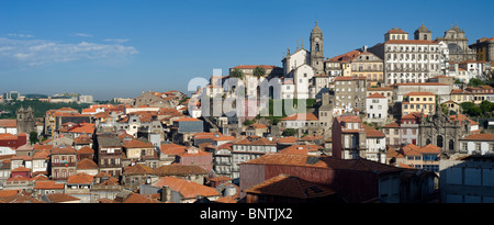 Portugal, Porto, Dächer in der Altstadt, Sao Bento da Vitoria Kirche Stockfoto