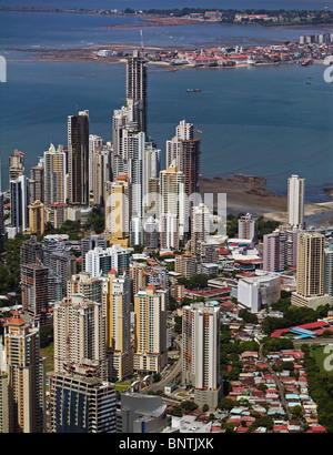 Luftaufnahme über neue Hochhaus-Türme mit Altstadt im Hintergrund Republik Panama City in Panama Stockfoto