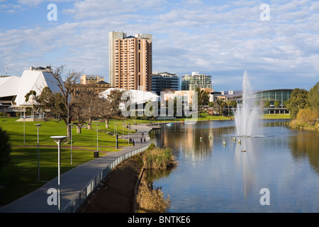 Blick entlang Torrens River, das Adelaide Festival Centre and Convention Centre. Adelaide, South Australia, Australien. Stockfoto