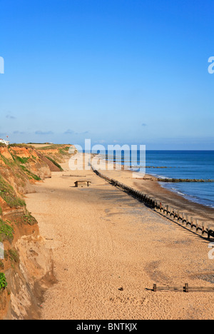 Der Strand zwischen Happisburgh und Ostende an der Küste von Norfolk, England, Vereinigtes Königreich, mit Klippen und Küstenschutzes. Stockfoto