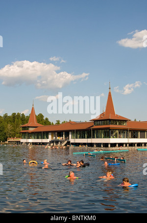 Menschen Baden am Heviz (Hévíz) Spa, Ungarn - größte thermische See in Europa Stockfoto
