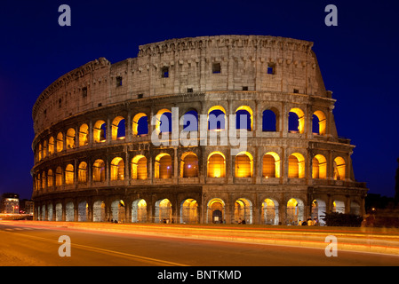 Auto Licht-Trails vor Roman Coliseum in der Abenddämmerung, Lazio Rom Italien Stockfoto