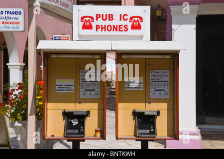 Geschändeter "Schamhaare" Telefonzellen in Kassiopi auf der griechischen Mittelmeer Insel von Corfu Griechenland GR Stockfoto