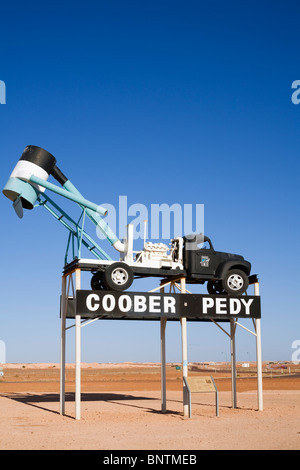 Gebläse-LKW begrüßen die Besucher auf der Opal Bergbau Stadt von Coober Pedy, Südaustralien, Australien. Stockfoto
