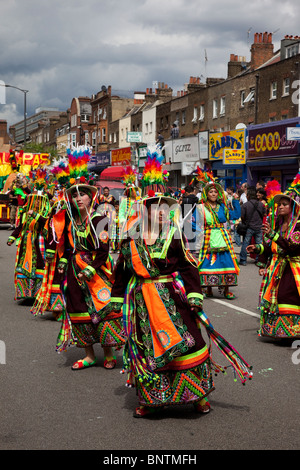 Bolivianische Frauen tanzen, Carnaval del Pueblo 2010, London, UK Stockfoto