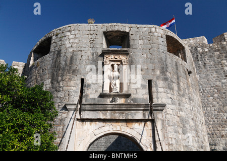 Statue von St. Blaise über Pile Tor Dubrovnik Art und Weise in die Stadtmauer der befestigten Altstadt von Dubrovnik Kroatien Stockfoto