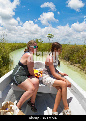 Frauen fahren Boot um die Mangroven-Kanäle und Lagunen des Biosphärenreservat Sian Ka in Riviera Maya zu sehen. Stockfoto