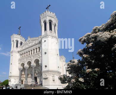 Die Basilika Notre Dame de Fourvière in Lyon, einem der schönsten Kathedrale Frankreichs, entworfen von dem Architekten Boßan. Stockfoto