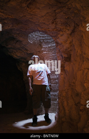 Ein Tourist sucht durch einen Minenschacht in einen Opal mine. Coober Pedy, Südaustralien, Australien. Stockfoto