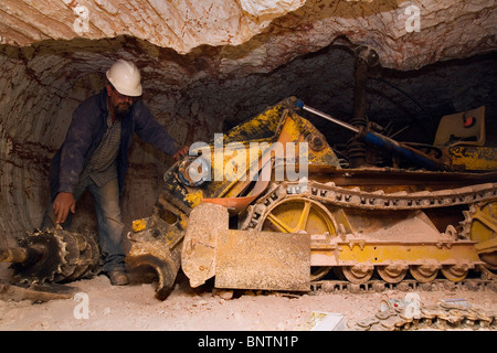 Tunnelbau-Maschine in eine Opal-Mine.  Coober Pedy, Südaustralien, Australien. Stockfoto