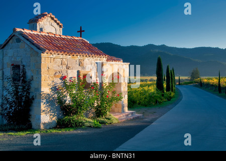 Kleine Kapelle mit Rosen am Eingang des Castello di Amorosa. Napa Valley, Kalifornien. Eigentum freigegeben Stockfoto