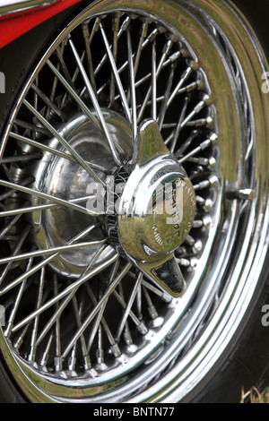 Ein Draht Rad auf einen Jaguar Oldtimer. Stockfoto