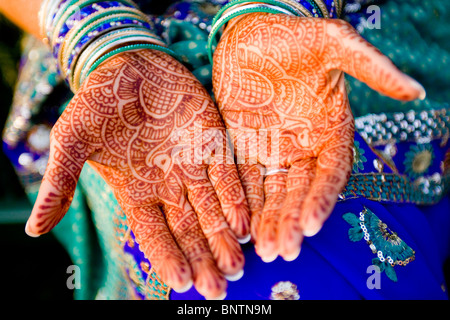 Mehndi - Haut-Dekoration mit Henna auf indische Braut die Hände Stockfoto
