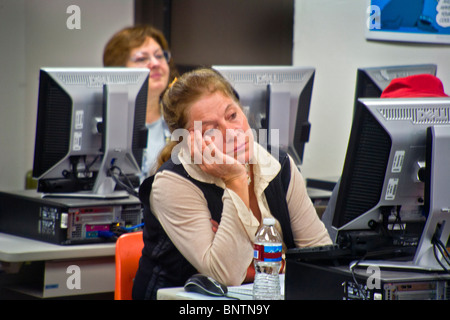 Eine traurig aussehende ältere Frau besucht eine Computerklasse Erwachsenenbildung in San Juan Capistrano, CA. MODEL-RELEASE Stockfoto