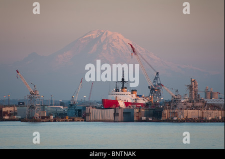 Riesige Kräne be- und Entladen der Fracht in den Hafen von Seattle, Washington, USA Schiffe ziehen im Trockendock für Reparaturen und Wartung. Stockfoto