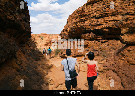 Touristen auf dem Kings Canyon Walk. (Kings Canyon) Watarrka Nationalpark, Northern Territory, Australien. Stockfoto