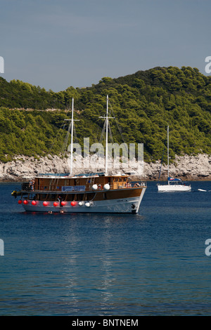 Gulet Urlaub Charter Boot in Sunj Bucht mit dem schönsten Strand auf Lopud eines der Elaphiten Elafiti-Inseln in der Nähe von Dubrovnik Kroatien Stockfoto