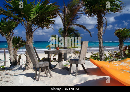 Blick auf das Karibische Meer im Garten eines kleinen Hotels am Strand von Tulum, Quintana Roo entnommen. Stockfoto