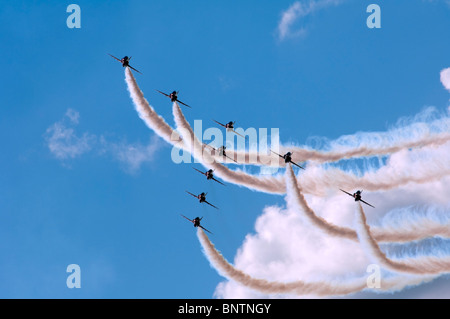 Der Royal Air Force display Team der Red Arrows Durchführung der ' t ' Bildung Stockfoto