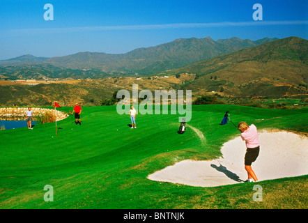 Golfplatz inmitten der Berge, Täler und grüne Fairways auf Nordkurs in La Cala Resort in Málaga an der Costa Del Sol, Spanien Stockfoto