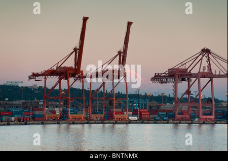 Riesige Kräne be- und Entladen der Fracht in den Hafen von Seattle, Washington, USA Schiffe ziehen im Trockendock für Reparaturen und Wartung. Stockfoto