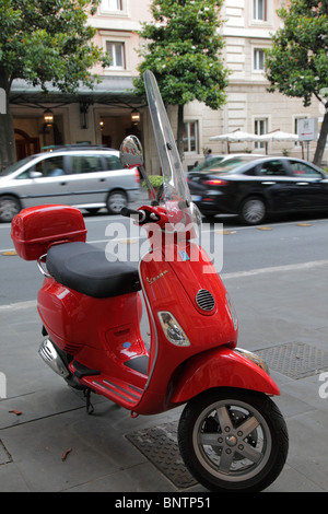 Roter Roller oder Vespa, im Herzen von Rom, Italien Stockfoto