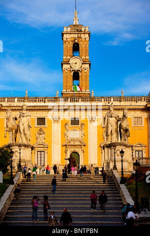 Touristen gehen die Cordonata-Treppe entworfen von Michelangelo zu Piazza Campidoglio, Rom Latium Italien Stockfoto