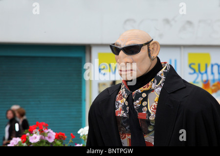 Security Guard Character, ein Großer gigantischer Cartoon-Hüpfer auf DEM STOCKTON International Riverside Festival (SIRF), Teesside, Großbritannien   Juli 2010 Stockfoto