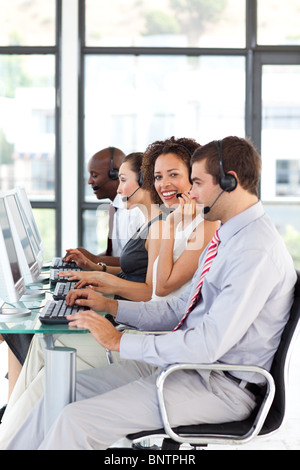 Lächelnd afroamerikanischen Geschäftsfrau arbeitet in einem Callcenter Stockfoto