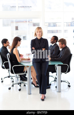 Ernst in die Kamera schaut Managerin Stockfoto