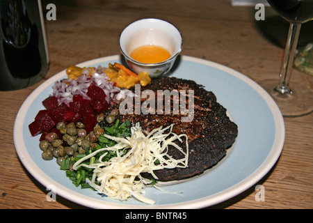 Dänische öffnen konfrontiert Sandwich mit "Pariserbøf" (Paris Steak). Sehr leicht gebratenes Hackfleisch mit einer Vielzahl von Gewürzen Stockfoto