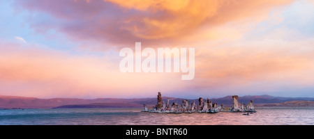 Sonnenaufgang über dem Mono Lake, Kalifornien. Stockfoto