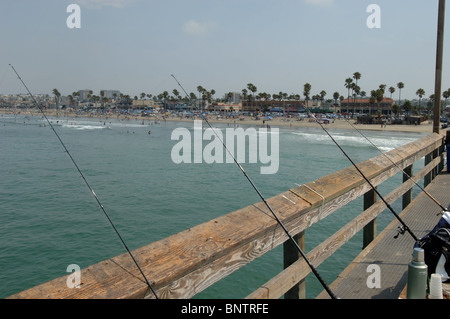 Angeln auf dem Newport Beach Pier in Orange County, Kalifornien. Stockfoto