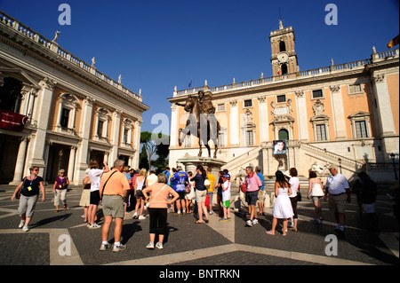 Italien, Rom, Piazza del Campidoglio, Statue von Marcus Aurelius und Palazzo Senatorio, Touristen Stockfoto