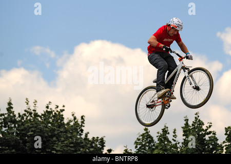 Ein nicht identifizierter Teilnehmer beteiligt sich an einem BMX/Mountainbike-Wettbewerb. Stockfoto