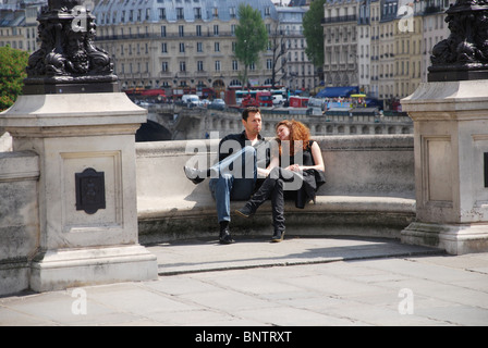 romantisch zu zweit auf Pont Neuf Paris Frankreich Stockfoto