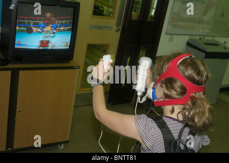 Spielen auf einer Wii Erforschung der psychologischen & physischen Auswirkungen der Übung auf Kindergesundheit Universität Exeter Stockfoto
