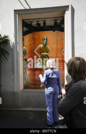 Frau vor Paris boutique Stockfoto