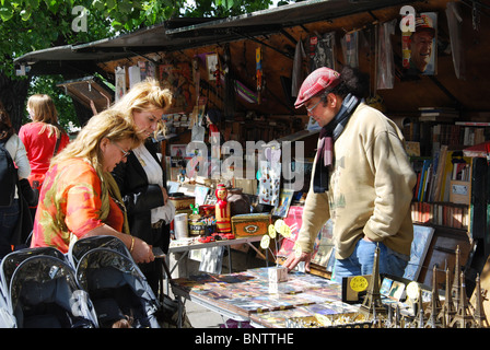 Marktständen entlang Paris Seine, Frankreich Stockfoto